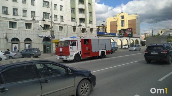 Женщину в шоковом состоянии сняли с крыши горящей бани в Новосибирске