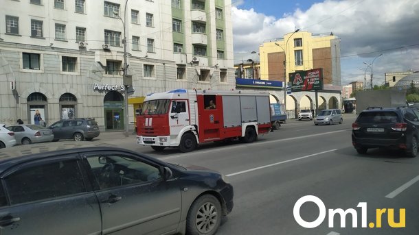Женщину в шоковом состоянии сняли с крыши горящей бани в Новосибирске