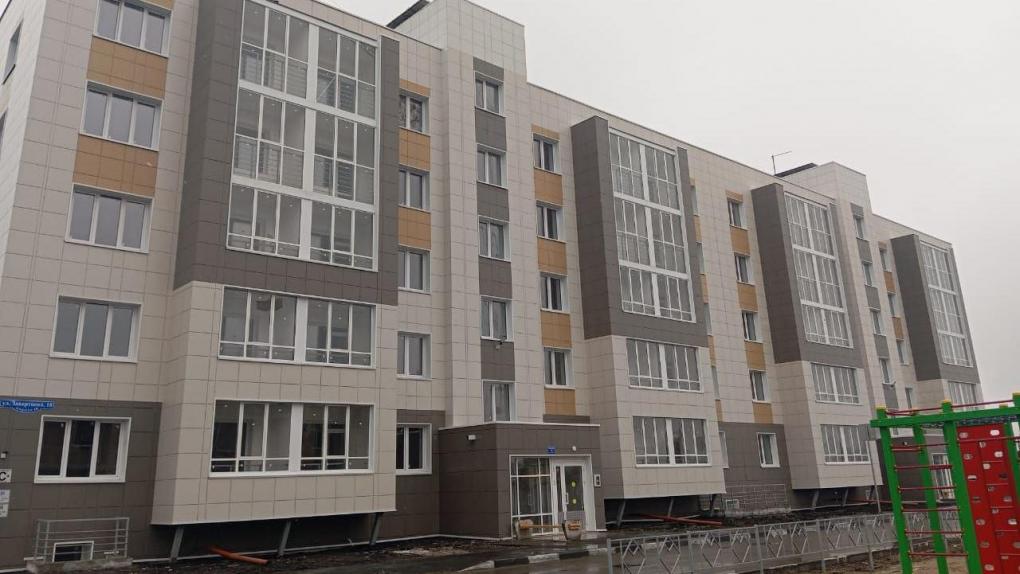В Омске построили шестиэтажку, которая выглядит как пятиэтажка