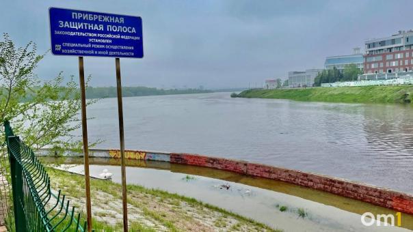 Иртыш выходит из берегов: в Омске затопило набережную