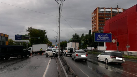 7-летняя девочка пострадала после ДТП с микроавтобусом на Бердском шоссе в Новосибирске. ФОТО
