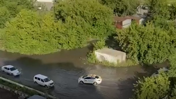 Омичи жалуются на потоп горячей воды на улице Малиновского. ВИДЕО