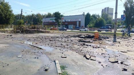Теплотрасса взорвалась в Новосибирске: 20 машин под асфальтным дождём