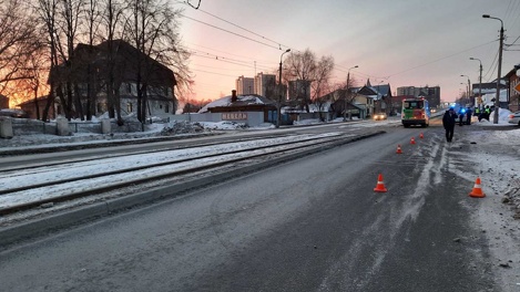 Труп на дороге: водитель насмерть сбил пешехода и сбежал в Новосибирске. ФОТО