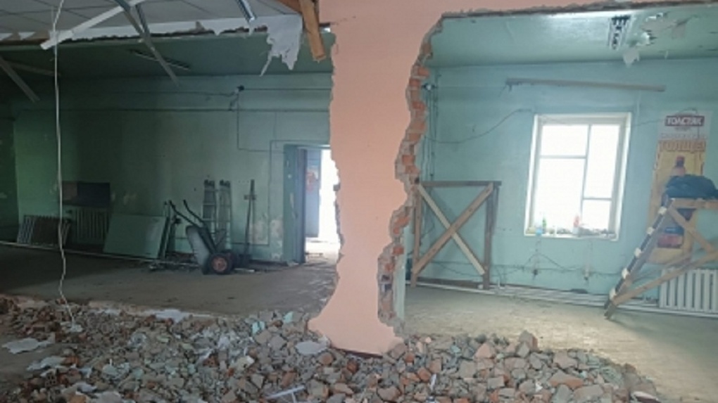 В Омской области рабочий погиб под завалами рухнувшего магазина