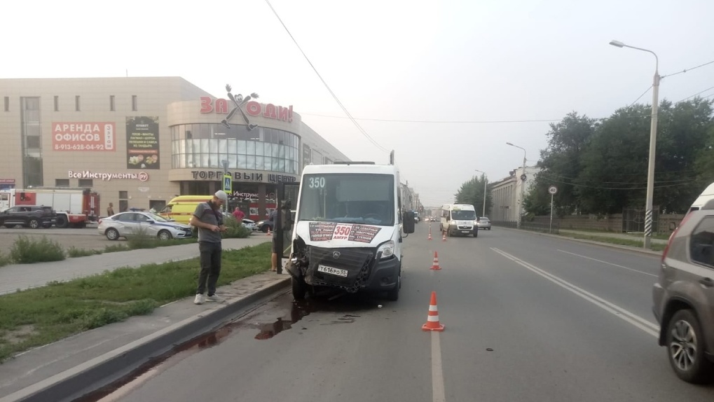 В аварии с пассажирским автобусом в Омске пострадал ребёнок