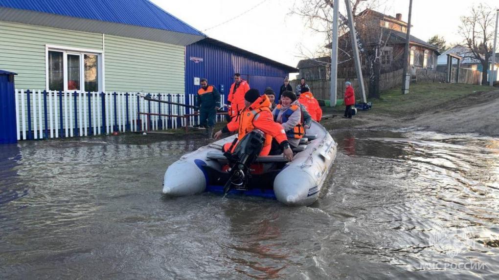 Жители Омской области в зоне подтопления совершают крестные ходы на лодках