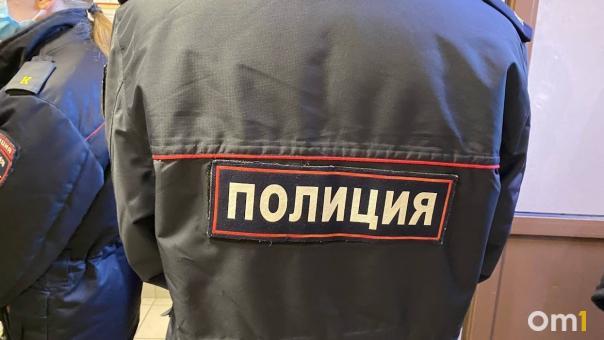 Омич бросил на улице предмет, похожий на гранату, территория оцеплена