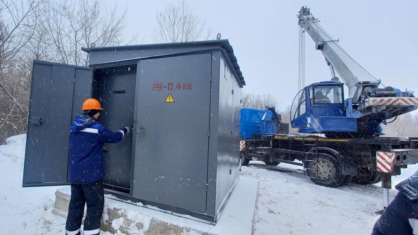 Специалисты «Омскэлектро» установили новый объект электроснабжения в парке «Зелёный остров»