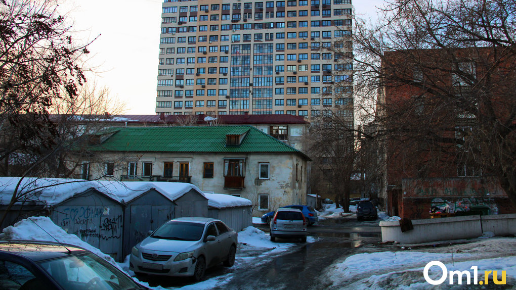 Сталинские бараки в центре Омска. Эти дома недалеко от метромоста доживают свои последние месяцы