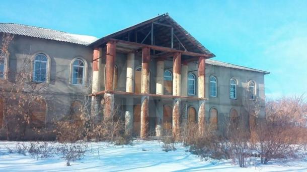 В мистическом месте под Омском продают недострой с портиком
