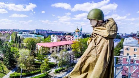 Пожарный на каланче в центре Омска обновил униформу ко Дню Победы