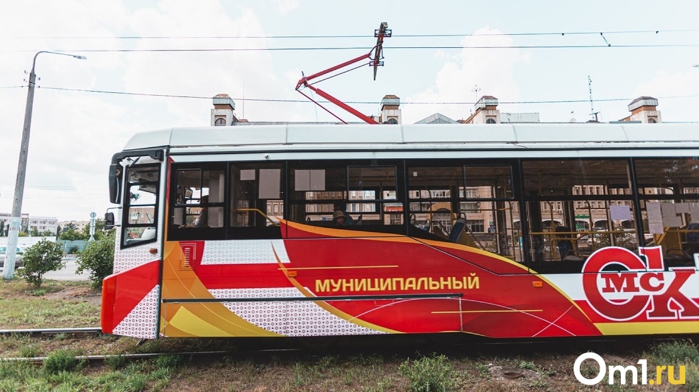 В Омске образовалась пробка из трамваев из-за упавшей пенсионерки