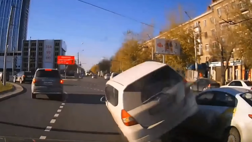 Эффектный полёт Honda Fit над машиной такси в Новосибирске попал на видео
