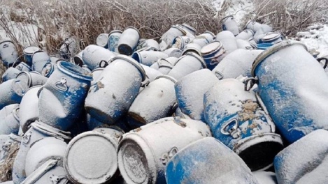 Отправляли по всем нормам: на новосибирском заводе не знали, что их бочки выброшены под Омском