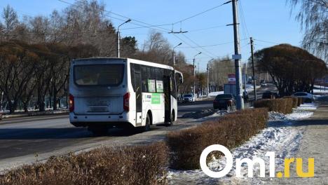 Автобус и трамвай столкнулись в Омске: в салонах находились 25 человек