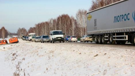 Спасатели вытащили людей из снежного заноса под Новосибирском