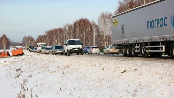 Спасатели вытащили людей из снежного заноса под Новосибирском