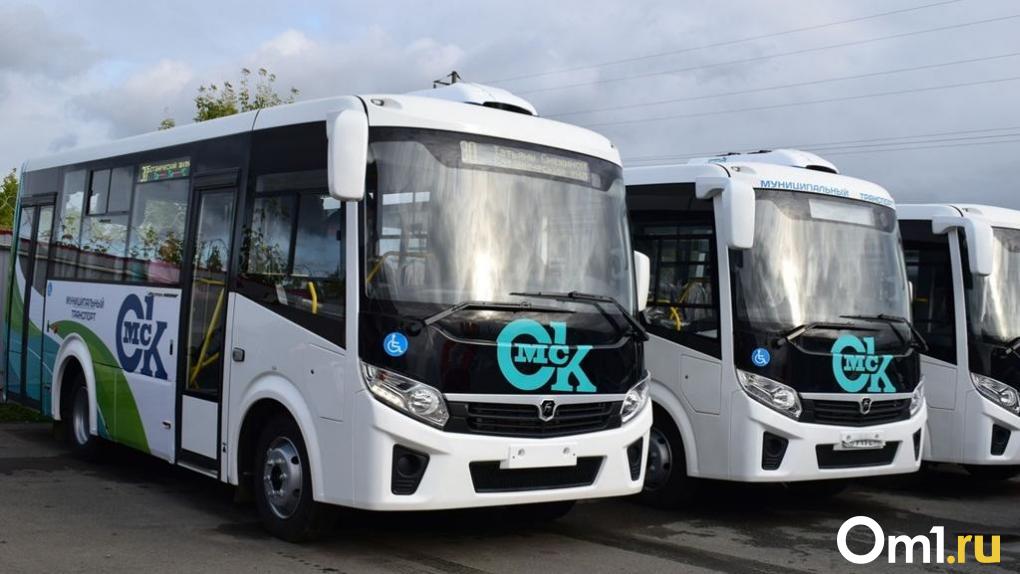 Два омских автобуса поедут по изменённым маршрутам в родительский день