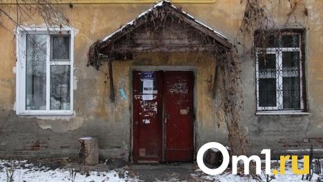 В омской квартире нашли тело мужчины с ножевым ранением