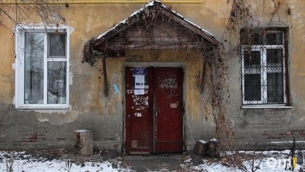 В омской квартире нашли тело мужчины с ножевым ранением