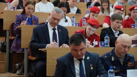 27 тысяч новосибирцев проверили знания о войне: губернатор Травников принял участие в «Диктанте Победы»