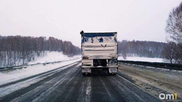 Под Омском КамАЗ с прицепом задавил человека и скрылся