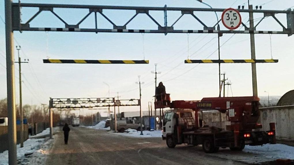 В Новосибирске установили тройную защиту от большегрузных автомобилей