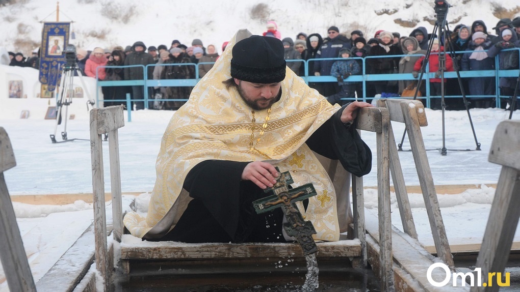 «Кощунство к святому месту!» Новосибирский священник раскритиковал купание в проруби в Крещение
