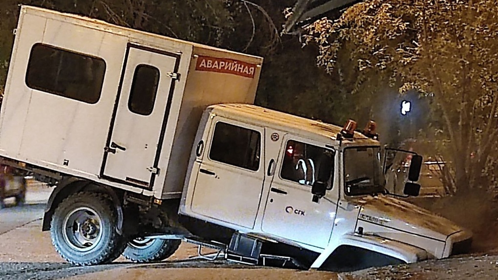 Рухнул под асфальт и вспыхнул: аварийный автомобиль загорелся в Новосибирске. ВИДЕО