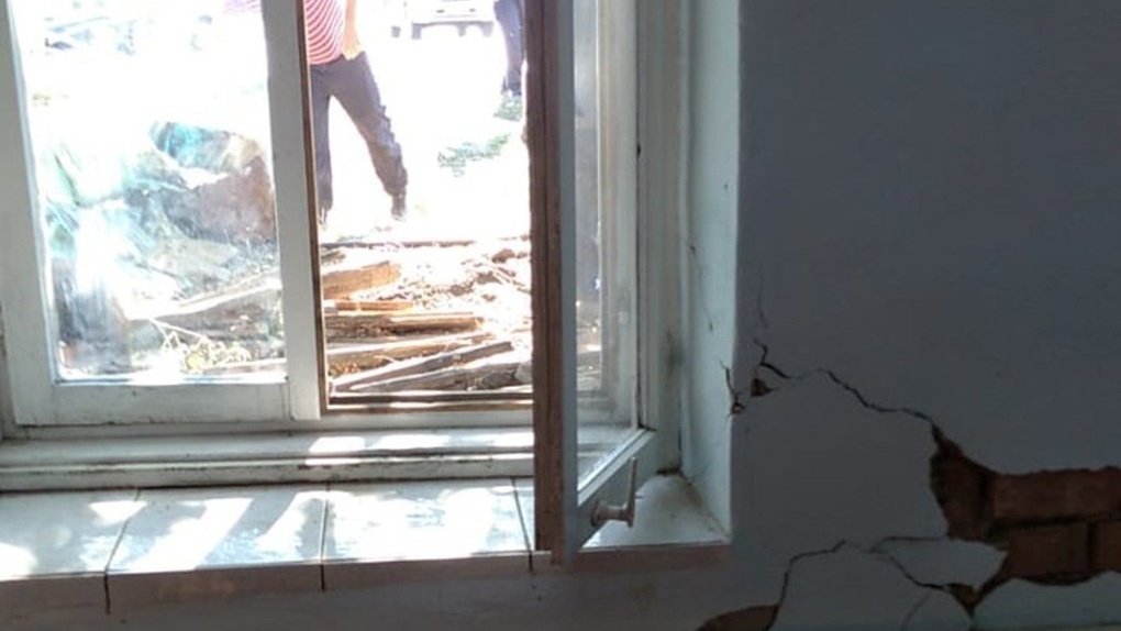 Ломать не строить: водитель снёс часть дома пенсионерки под Новосибирском и скрылся