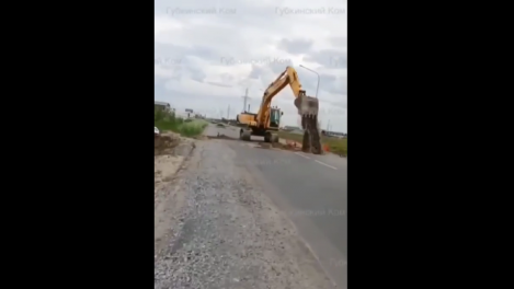 На Ямале пьяный омич разломал экскаватором асфальт, засыпал его грунтом и сбежал