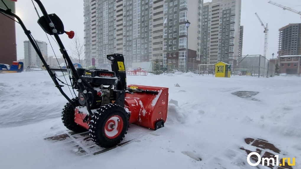 В Омске усилили контроль за управляющими компаниями, которые не убирают снег на территории