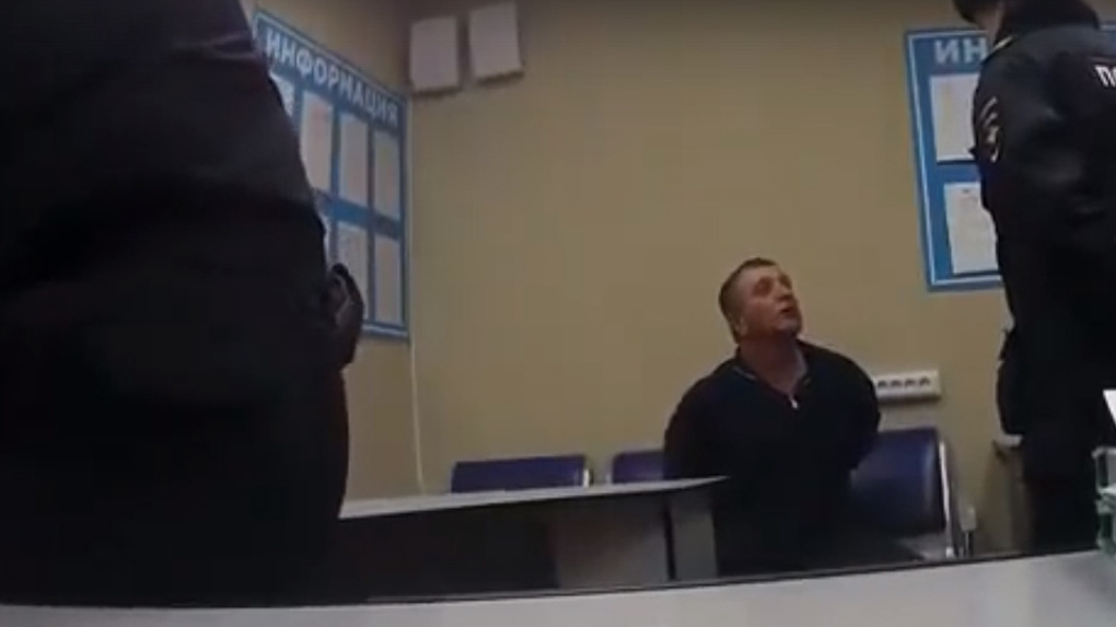 Авиадебошира из Минеральных вод примотали скотчем к креслу и сдали полицейским в Новосибирске