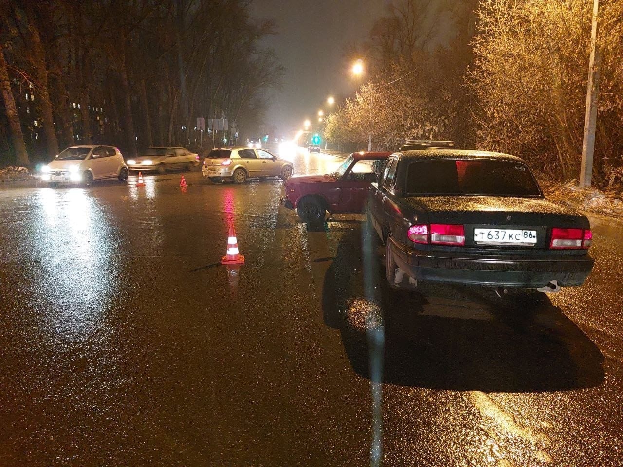 Омск нападение. Машина вечер город. Столкнулись две полицейские машины.