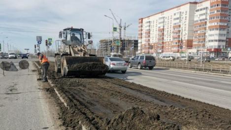 В Омске начнут срезать грунт на обочинах и разделительных полосах