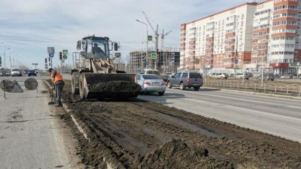В Омске начнут срезать грунт на обочинах и разделительных полосах