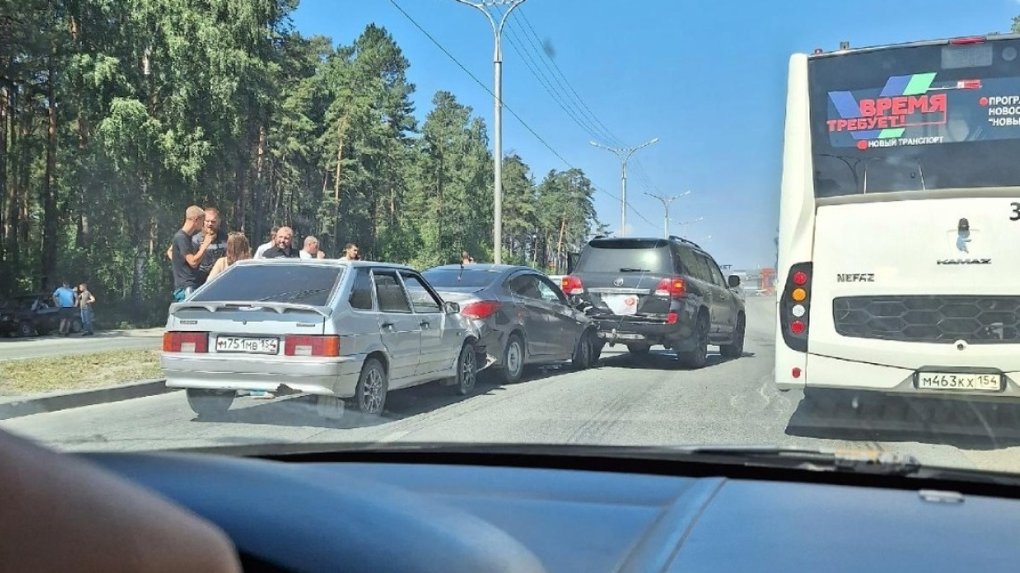 Массовое ДТП с пятью автомобилями произошло в Новосибирске