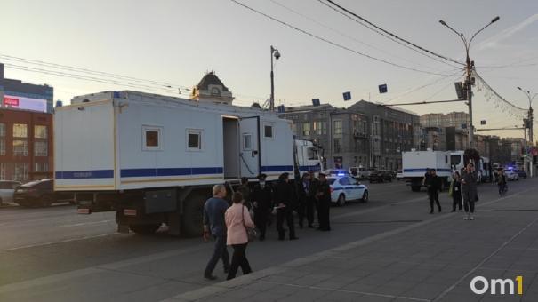 Новосибирцы заметили колонну автозаков ГУФСИН на улице Немировича-Данченко