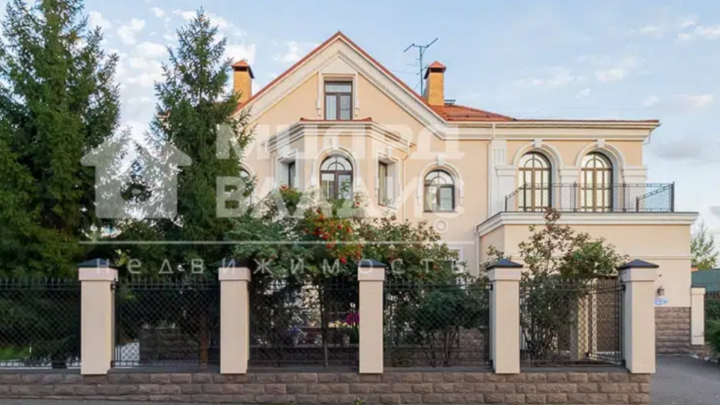 В элитном посёлке Омска за 95 миллионов продают коттедж с хаммамом и бассейном