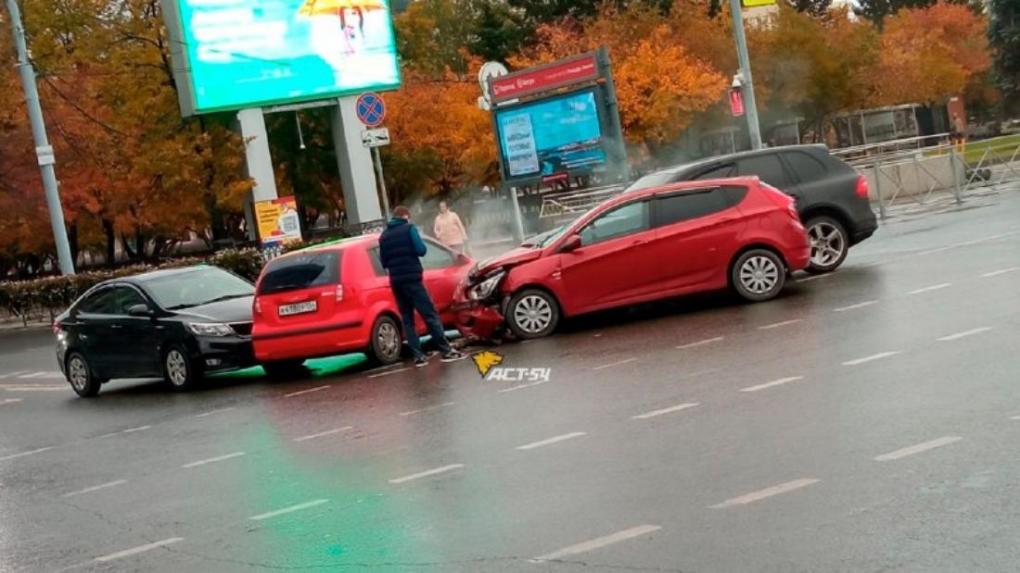 Водитель Porsche устроил массовое ДТП на центральной улице Новосибирска