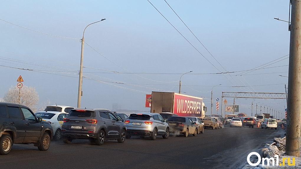 В Омске ограничили движение грузовиков по мосту у Телецентра, но есть нюанс