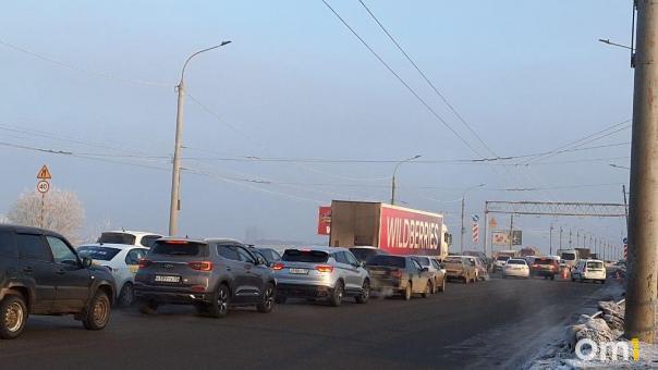 В Омске ограничили движение грузовиков по мосту у Телецентра, но есть нюанс
