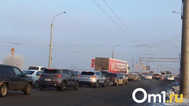 В Омске ограничили движение грузовиков по мосту у Телецентра, но есть нюанс