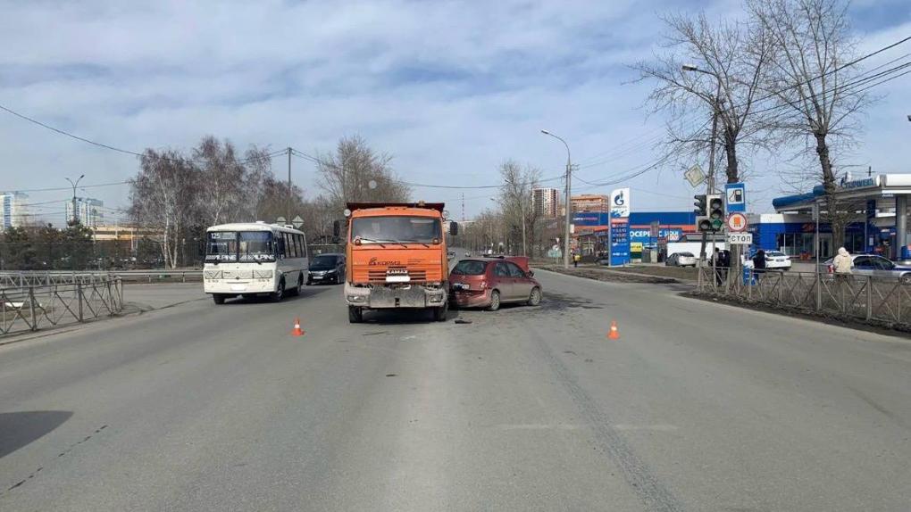 КАМАЗ снёс две иномарки в Ленинском районе Новосибирска
