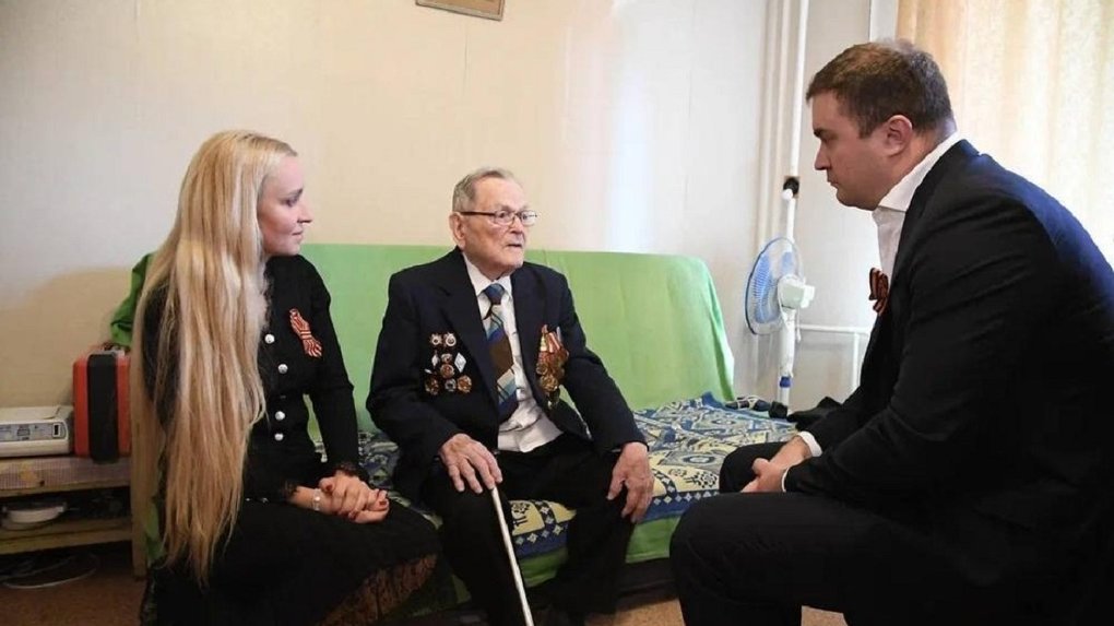 Виталий Хоценко с женой побывал в гостях у 103-летнего фронтовика