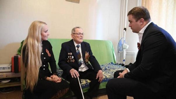 Виталий Хоценко с женой побывал в гостях у 103-летнего фронтовика