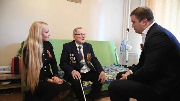 Виталий Хоценко с женой побывал в гостях у 103-летнего фронтовика