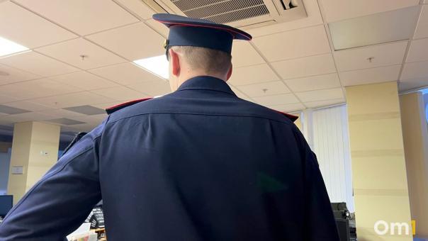 Молодые омичи срезали лестницу у Дома культуры