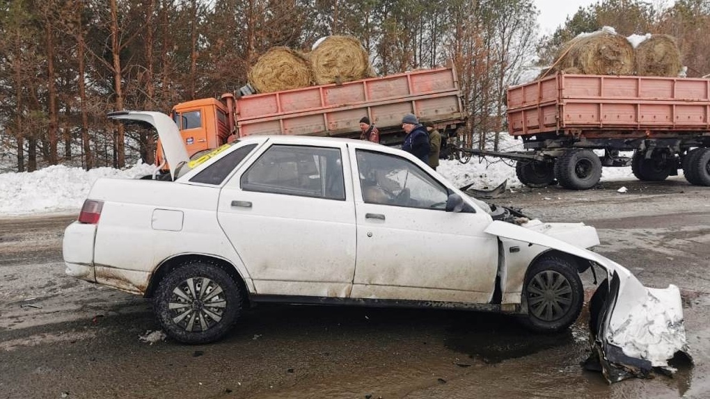 Погиб пожилой мужчина: легковушка влетела в КамАЗ на севере Омской области